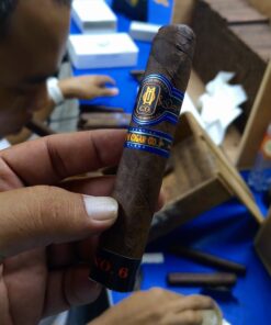 Essential Blend No. 6 box-pressed cigar image supporting cigar choice and fit