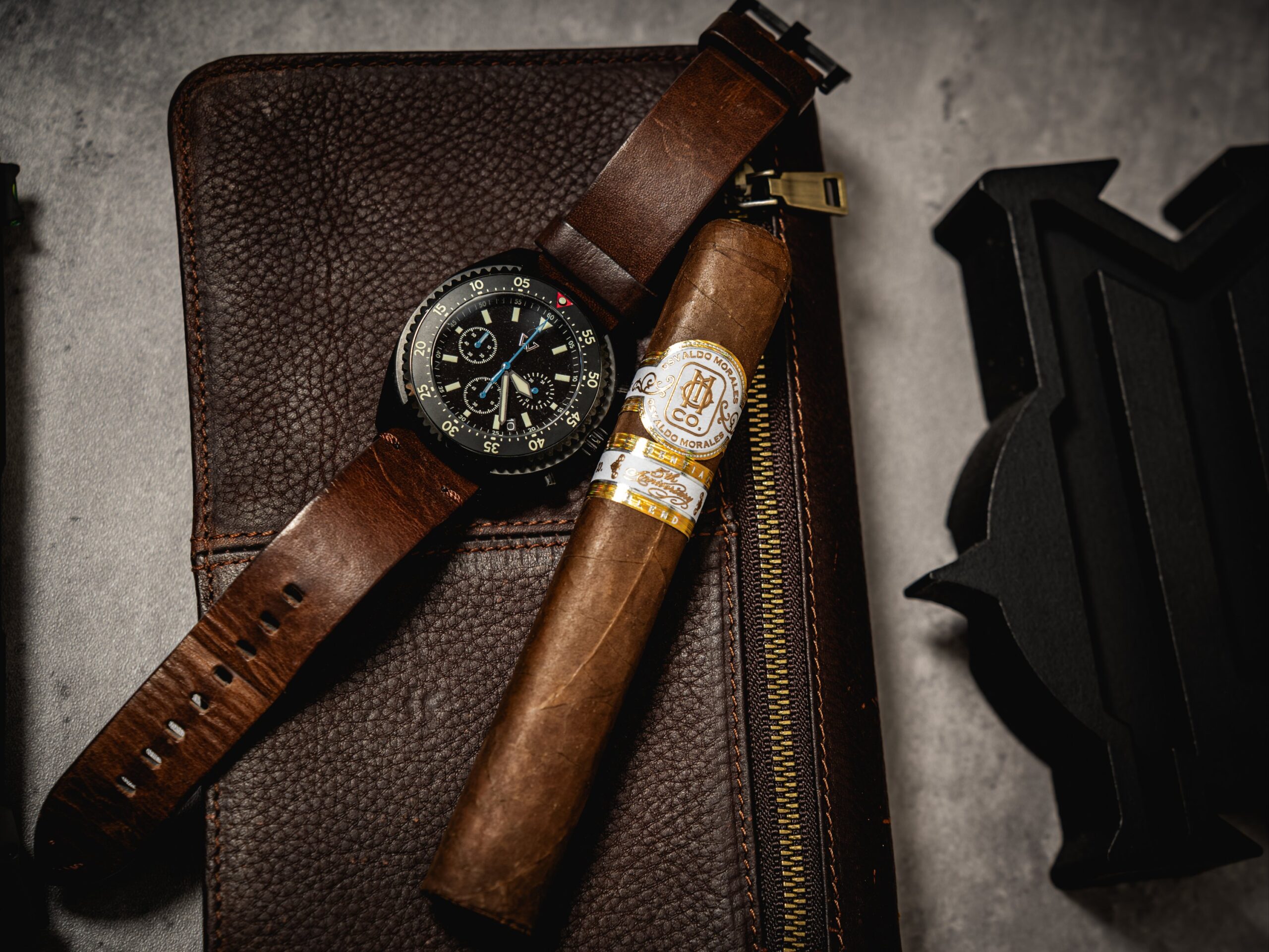 O.M Cigar Leather Cigar Case | Accessory presentation O.M Cigar Leather Cigar Case detail image connected to cigar preparation