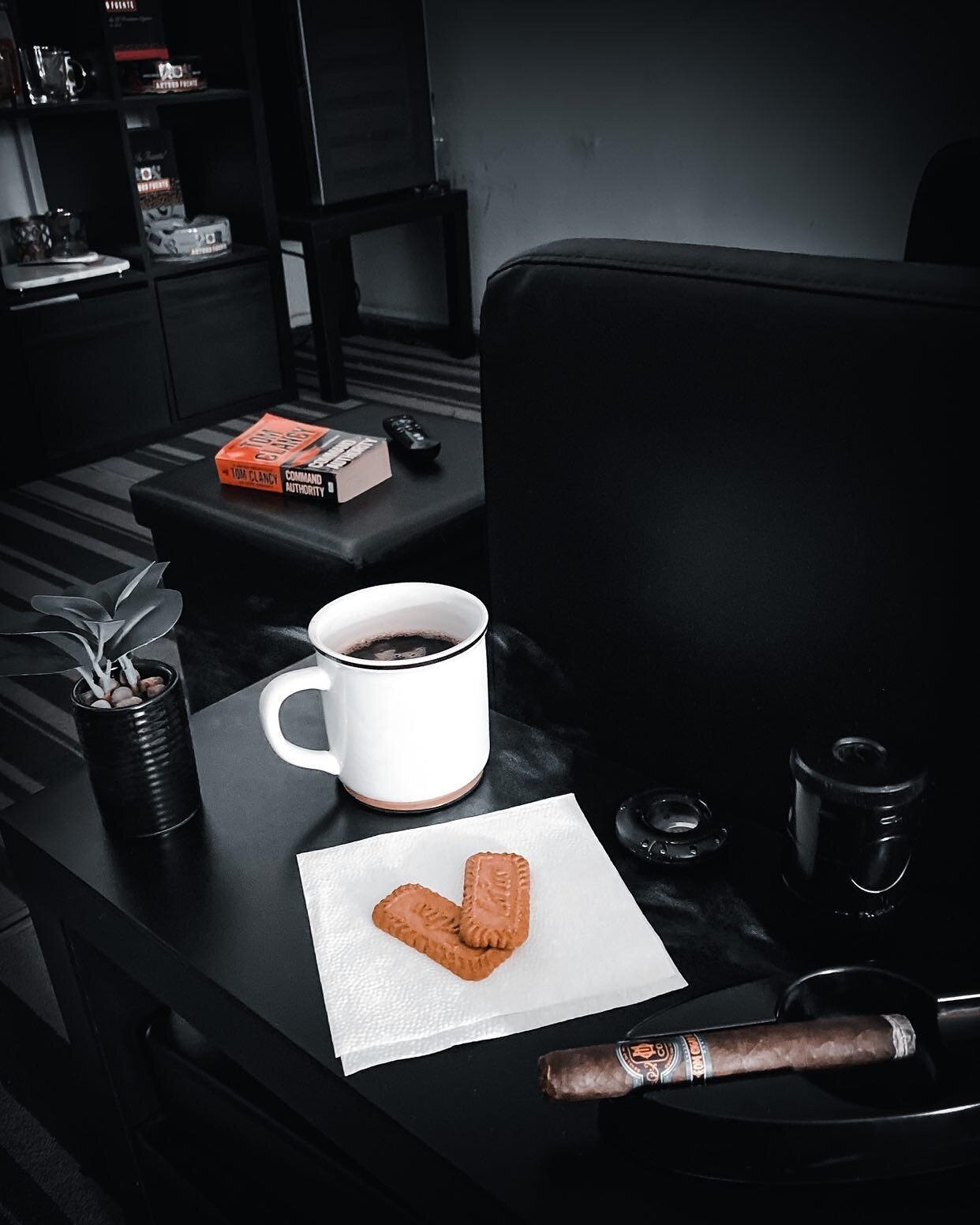46 om+cigars+lounge image supporting cigar choice and fit