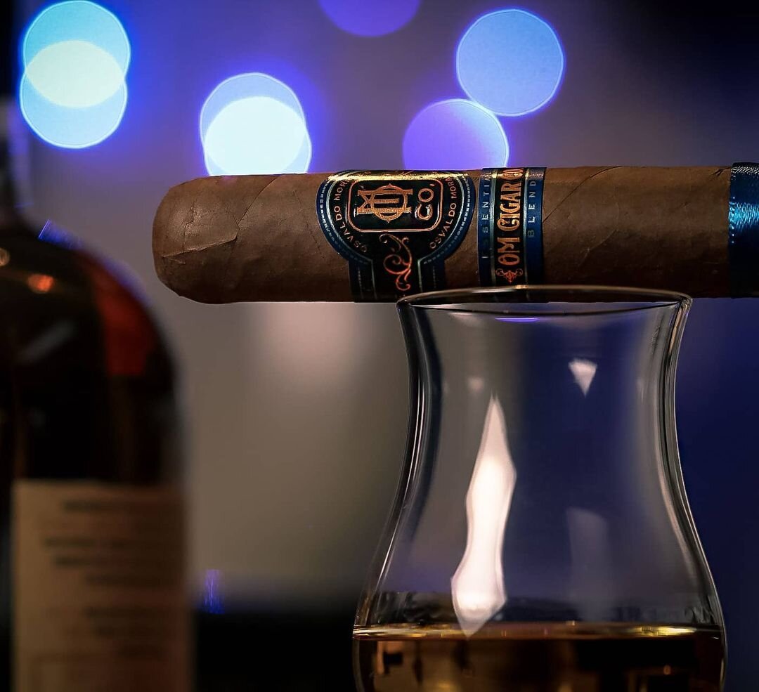 Essential Blend No. 3 cigar | O.M. Cigars sampler Essential Blend No. 3 cigar laid out for cigar comparison at O.M. Cigars